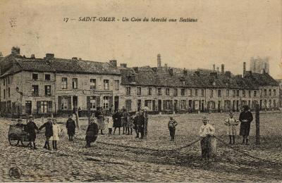 De nombreux enfants jouaient sur cette vaste place pavée, on aperçoit dans le fond la tour St Bertin.